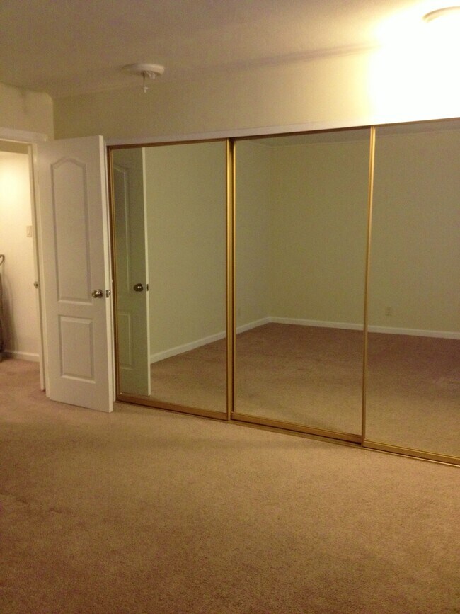 Large Closet - 400 N Acacia Ave