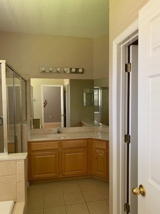 Building Photo - Beautiful 4/2 home in Lovely Venetian Bay ...