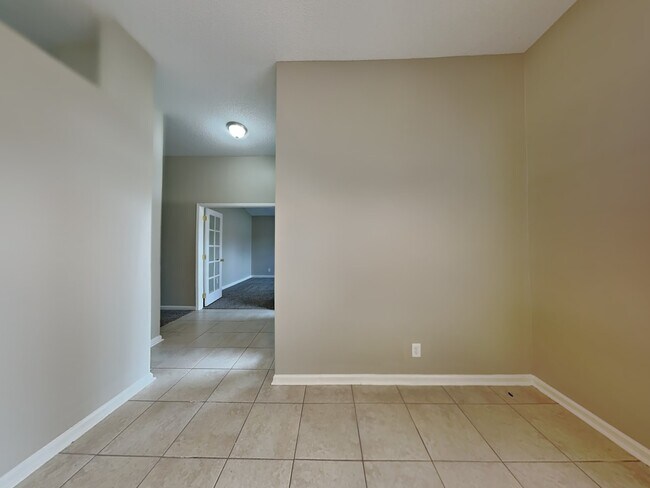 Building Photo - 2048 Forest Gate Dr W