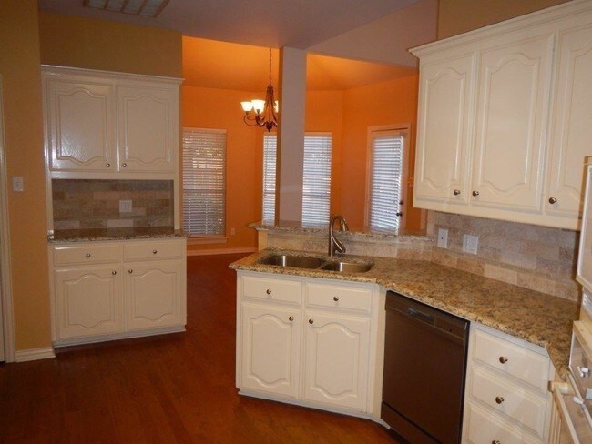 Building Photo - 3901 Overlake Dr