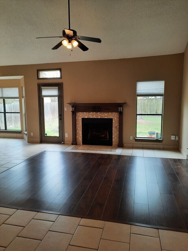 Foto del edificio - Solar-Powered Pflugerville Property - Lots Of Room and Backyard Living