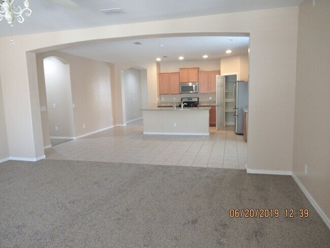Building Photo - Lovely 4Bedroom / 2Bath Home!!