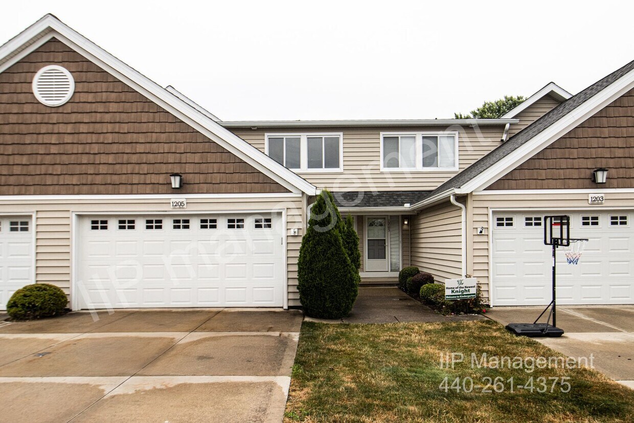 Primary Photo - Welcome Home to Comfort and Style in Sagam...