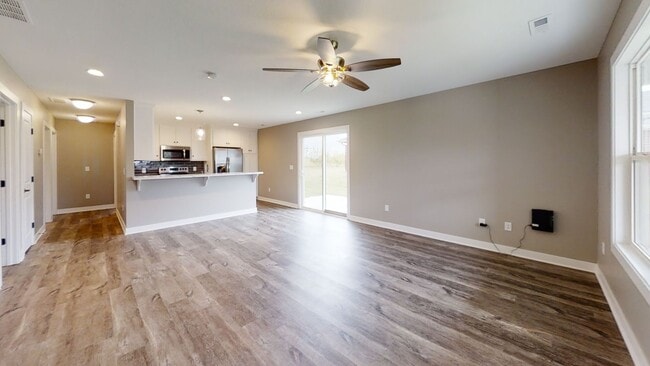 Building Photo - 2 year old 2 bed, 2 bath duplex in Andrew county