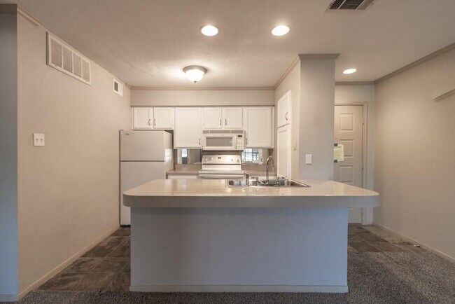 Foto del edificio - 8888 Tallwood Dr