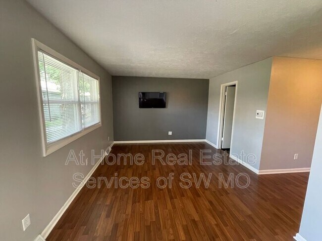 Foto del edificio - 1345 E Elm St