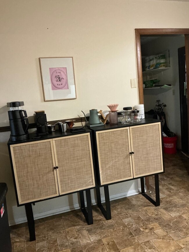 Foto del edificio - 2 bedroom 1 bath duplex is located off Whitehead Rd!