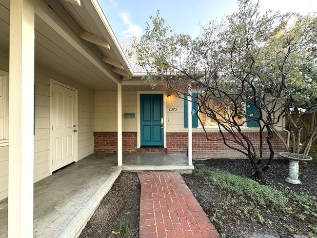 Building Photo - Charming Palo Alto Home with Renovated Kitchen & Spacious Backyard
