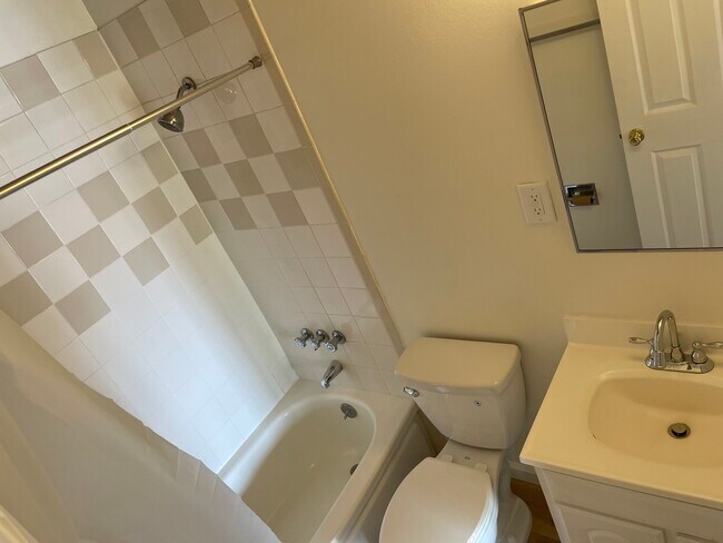 Bath - 2021 Emerson St