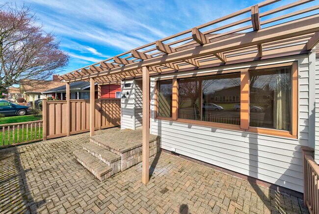 Building Photo - CUTE AND COZY TWO BEDROOM WITH GARAGE