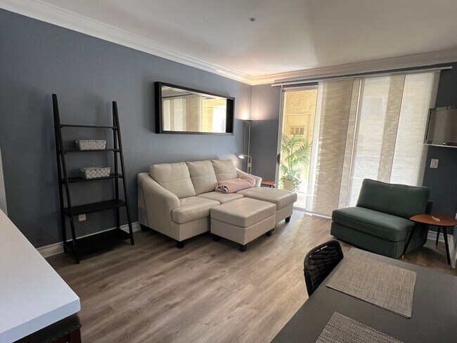 Foto del edificio - Meridian Fully Furnished Studio Condo - Re...