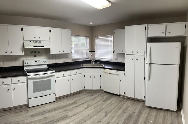 Building Photo - 8108 Tom Sawyer Dr