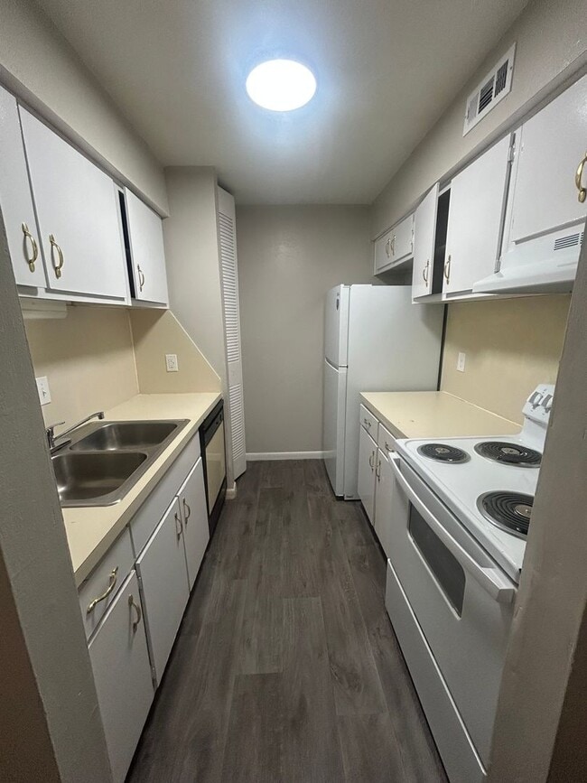 Building Photo - Affordable 1 Bedroom Condominium at Orchard Trace