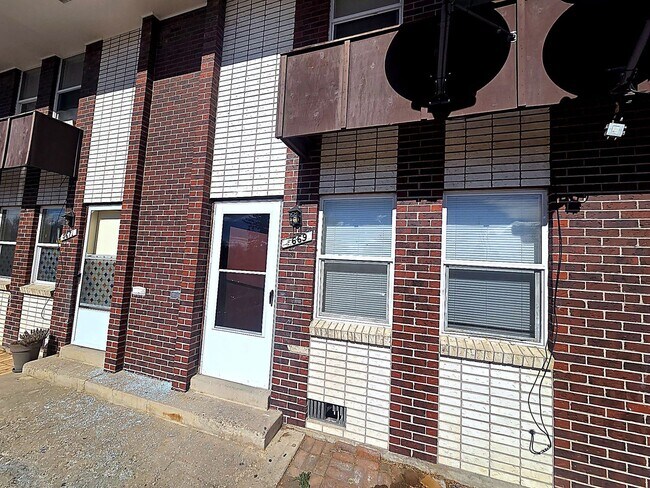 Building Photo - Charming 2-Bedroom, 2-Bath Townhome-Style Unit in Edgewater