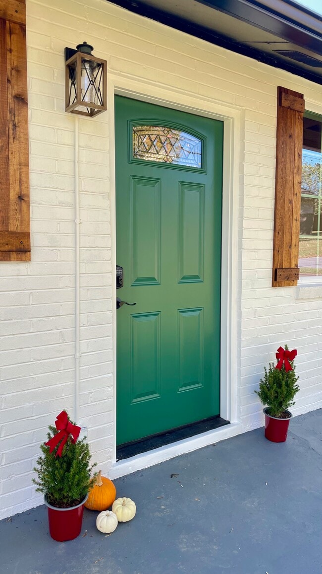 Photo - 820 Goldfinch Ave House