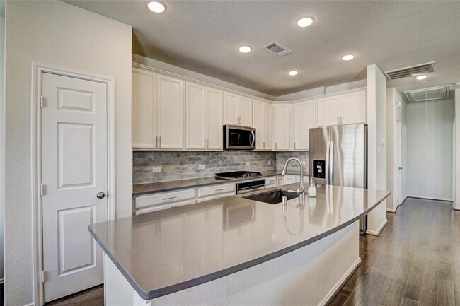 Foto del edificio - 3104 Roseland Terrace Ln