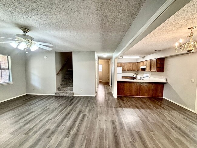 Building Photo - 415 Valley Dr