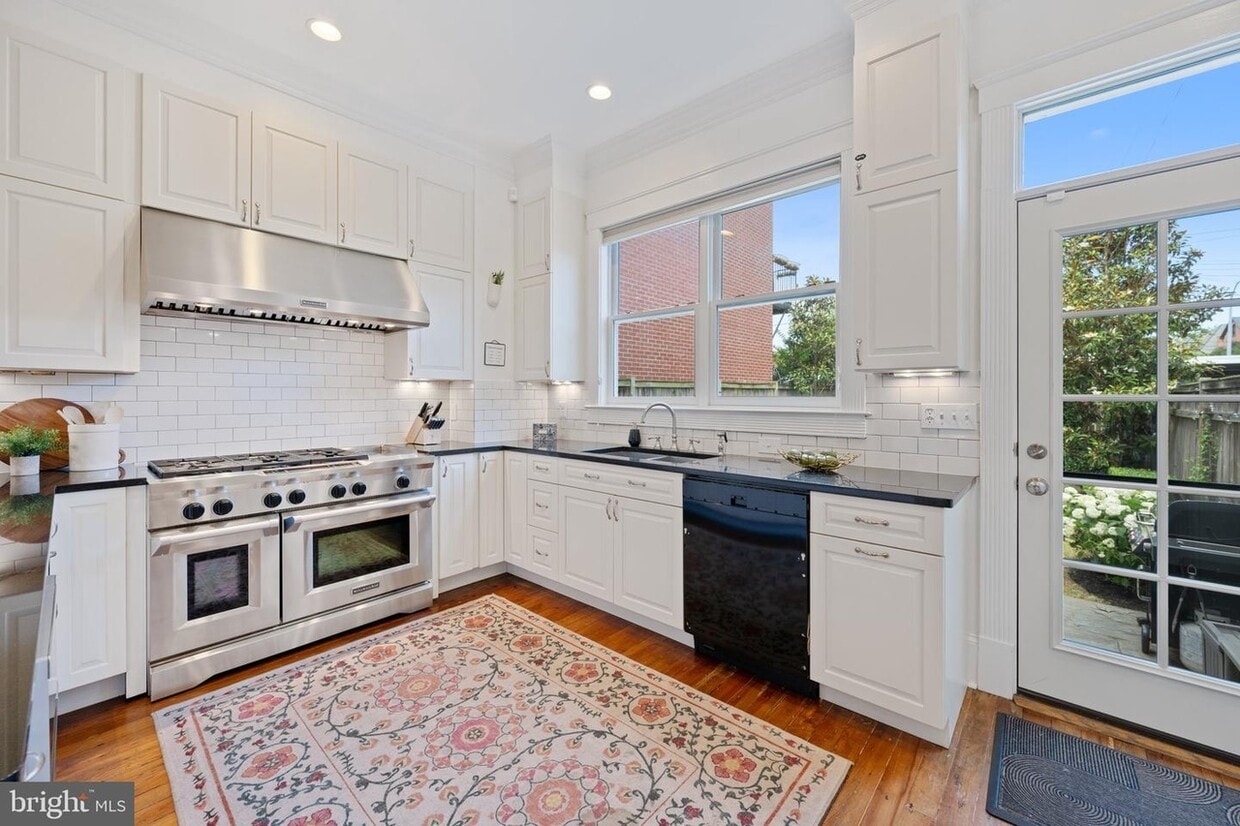 Foto del edificio - 1854 3rd St NW