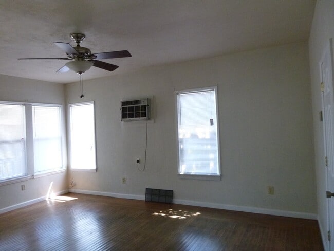 Foto del edificio - Feel Right at Home in This Inviting 2-Bed Gem