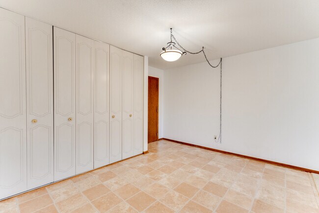Front door/closets - 2700 Oxford St N