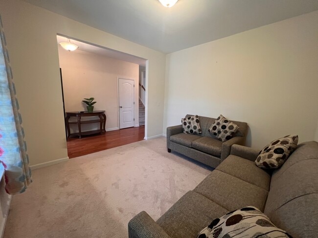 Foto del edificio - 621 Rose Laurel Ct