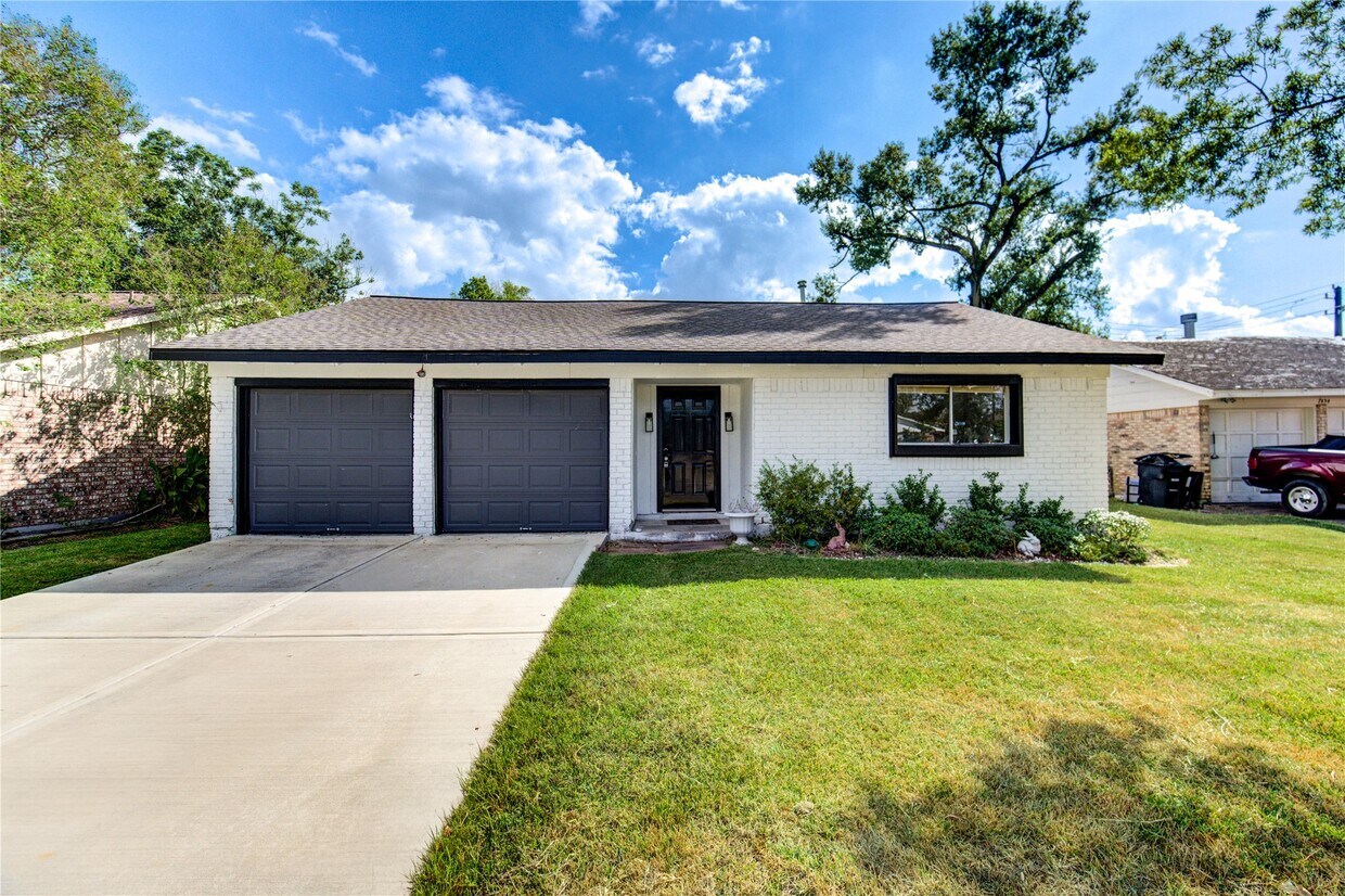 Foto principal - 7838 Royalwood Dr