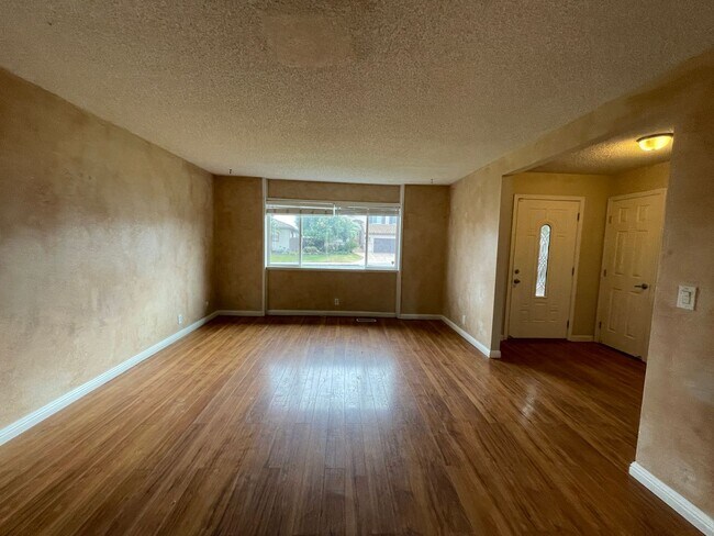 Building Photo - 706 Willow Lake Rd