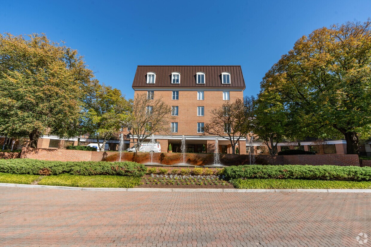 Foto principal - 8101 Connecticut Ave