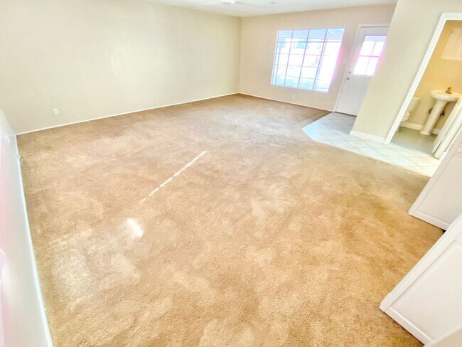 Foto del edificio - CUTE 4 BEDROOM/ 2.5 BATHROOMS SINGLE FAMIL...