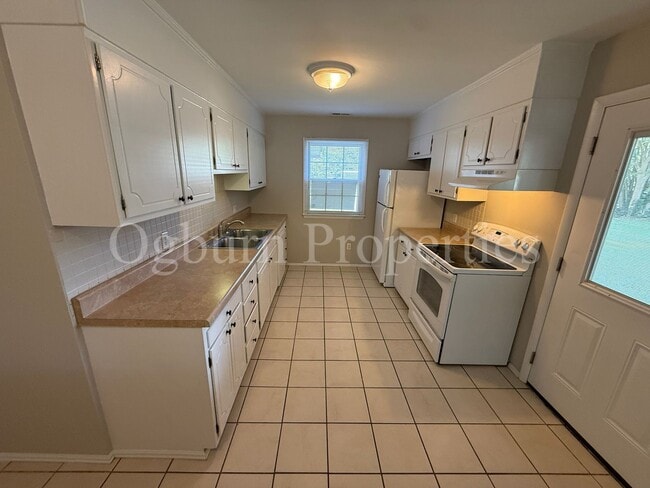 Building Photo - 2201 Stonehaven Rd