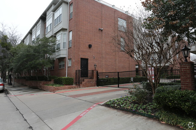 Building Photo - Carriage House