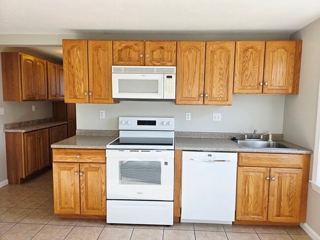 Building Photo - 284 School St