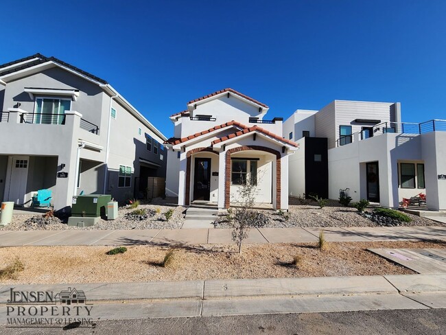 Building Photo - Brand New Town Home in Desert Color