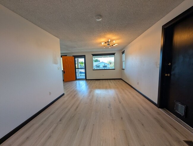 Building Photo - 3 Bed/2 Bath Home