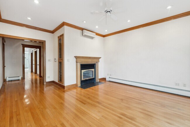 Building Photo - 3631 N Sheffield Ave