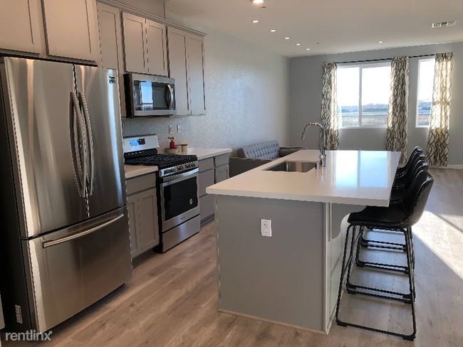 Building Photo - 4 br, 3.5 bath Townhome - 3756 E Commerce Way