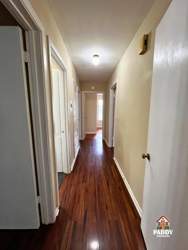 Building Photo - 411 Redbud Ln