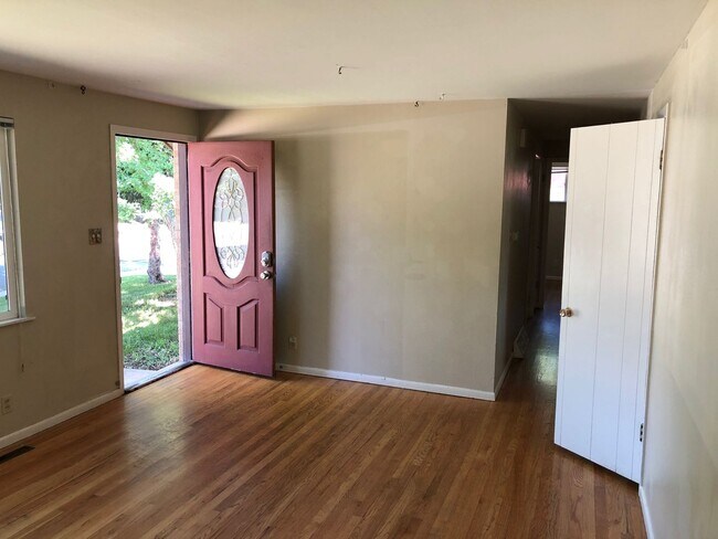 Building Photo - FALL PRE-LEASE! 5 Bed 3.5 Bath House In South Boulder!