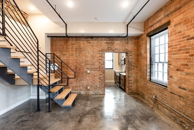 Building Photo - 225 Old South High St