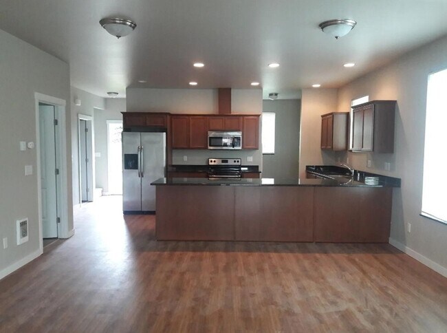 Foto del edificio - Newer Construction---7 Bedroom Available for Prelease in York Neighborhood! With a Signed Lease R...