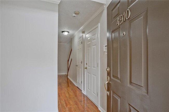 Building Photo - 4910 Lakebrooke Run