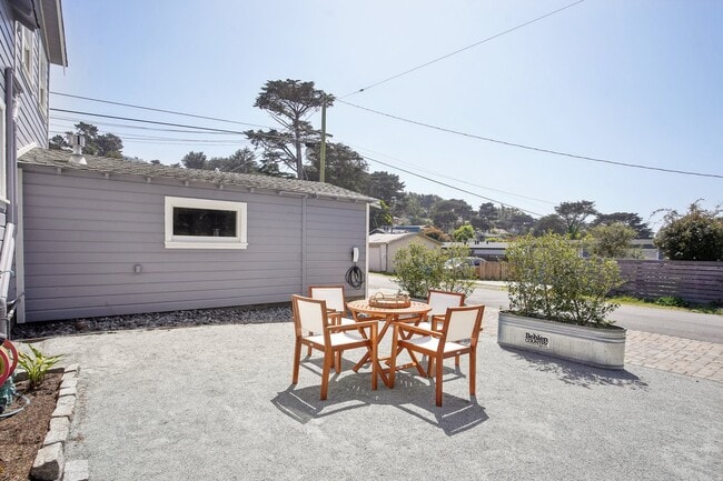 Building Photo - 400 Paloma Ave