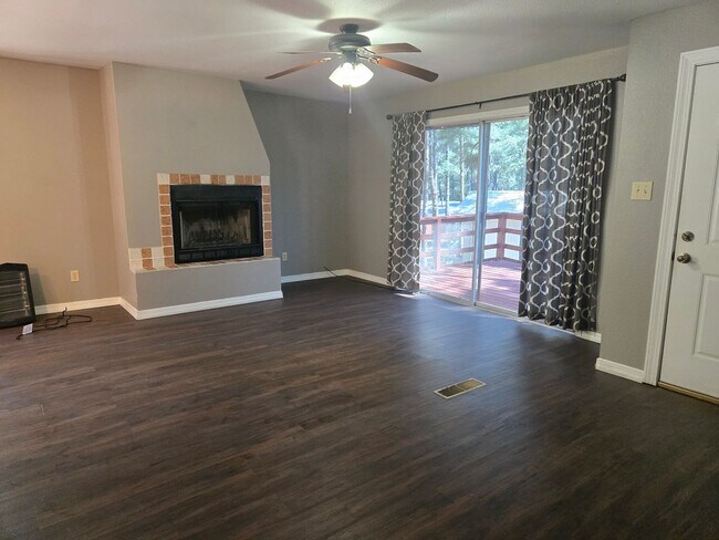 Building Photo - Single Level Three Bedroom Home with Bonus...