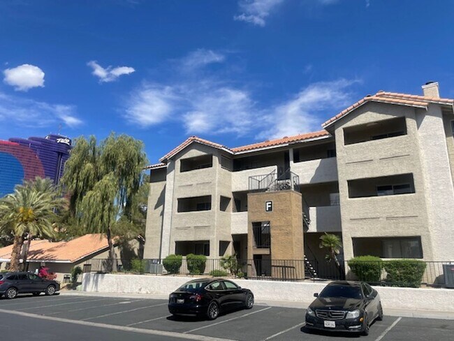 Foto del edificio - AWESOME 2 BEDROOM  CONDO NEAR STRIP W/ VIEWS AND OVERLOOKS POOLS!!!!!!