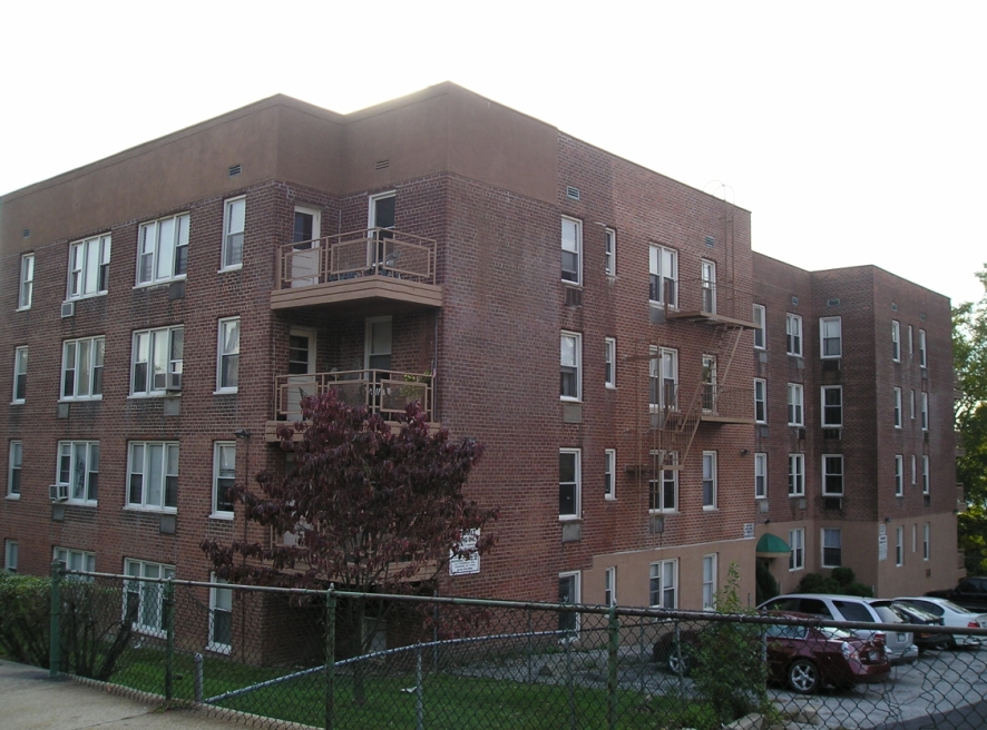 Building Photo - Round Oaks Apartments