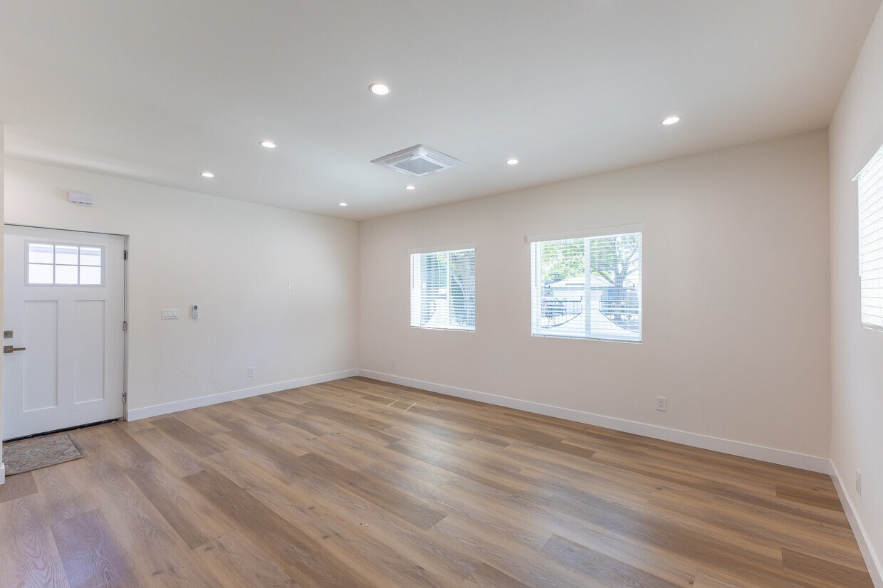 Foto principal - 10344 Dempsey Ave