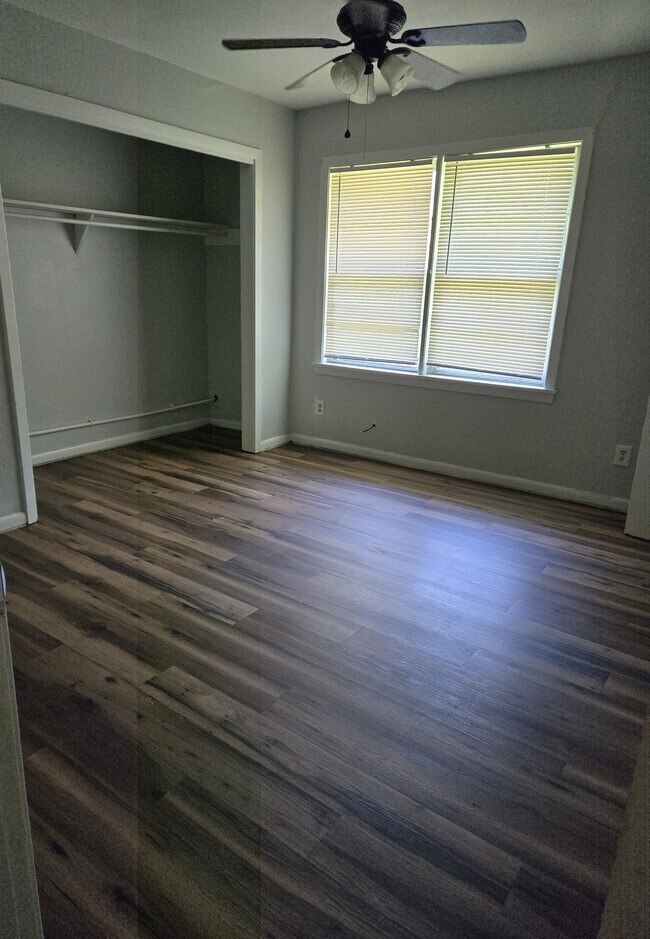 BR 1 w/ 2 closets - 900 E 27th St