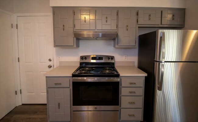 Building Photo - Cozy 2-Bed Home with Large Backyard & Garage