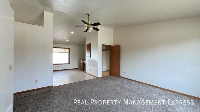 Foto del edificio - Prime Location 3-Bedroom Gem
