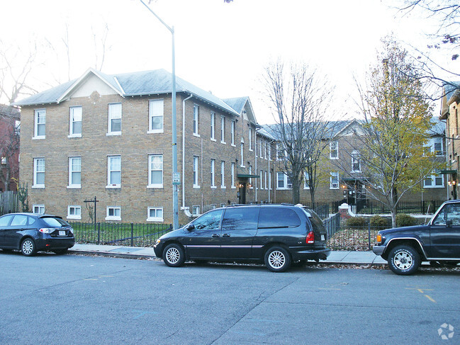 Building Photo - 410 Cedar St NW